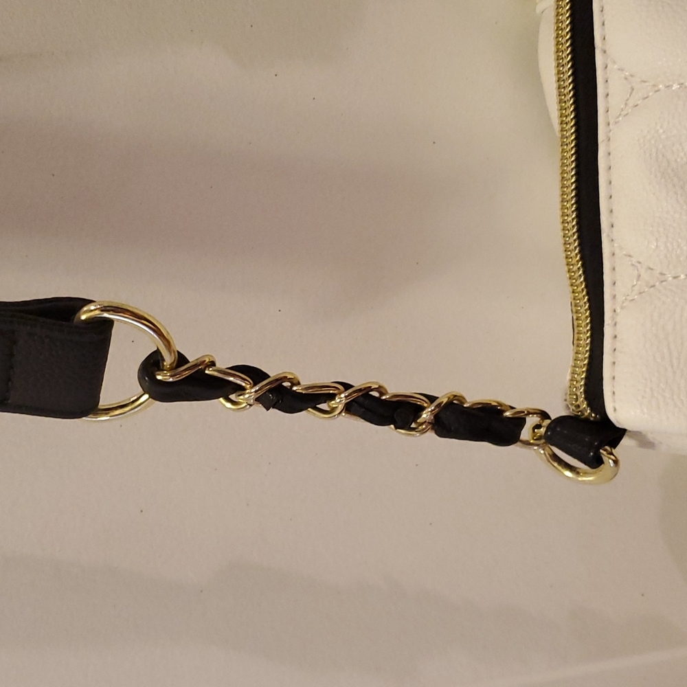 Betsey Johnson White Quilted Heart Crossbody Purse - Picture 7 of 9